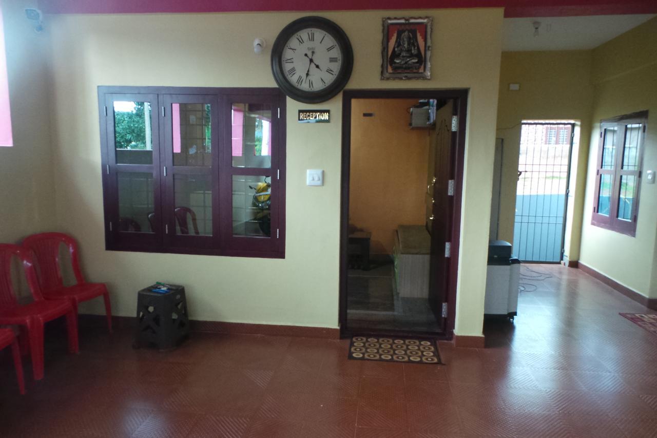 Iroomz Sri Vinayaka Comfort Virajpet Exterior foto