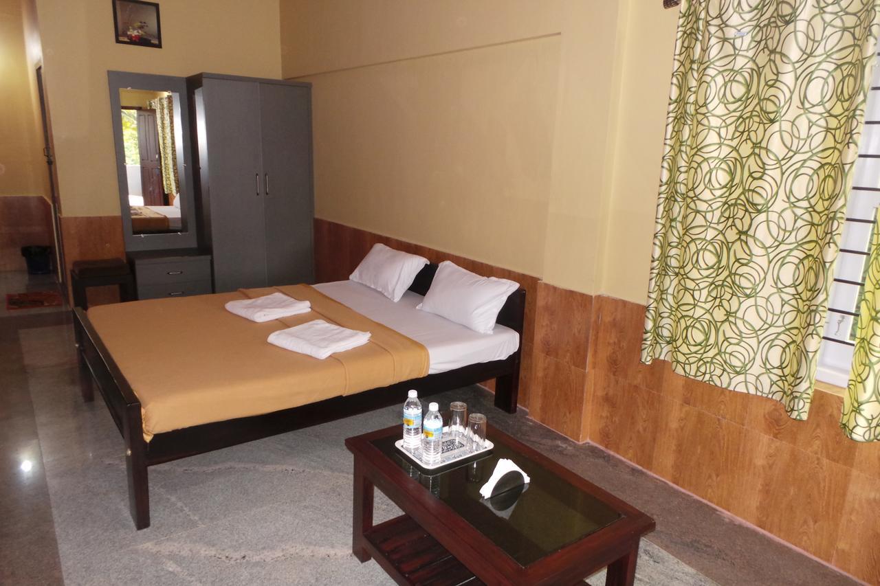 Iroomz Sri Vinayaka Comfort Virajpet Exterior foto