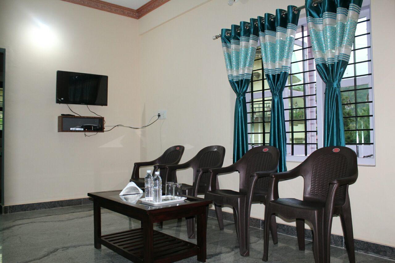 Iroomz Sri Vinayaka Comfort Virajpet Exterior foto
