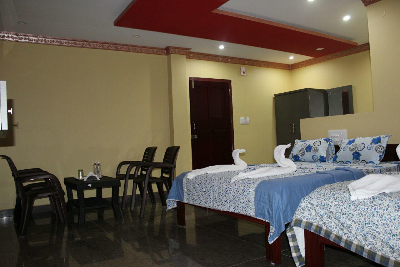 Iroomz Sri Vinayaka Comfort Virajpet Exterior foto